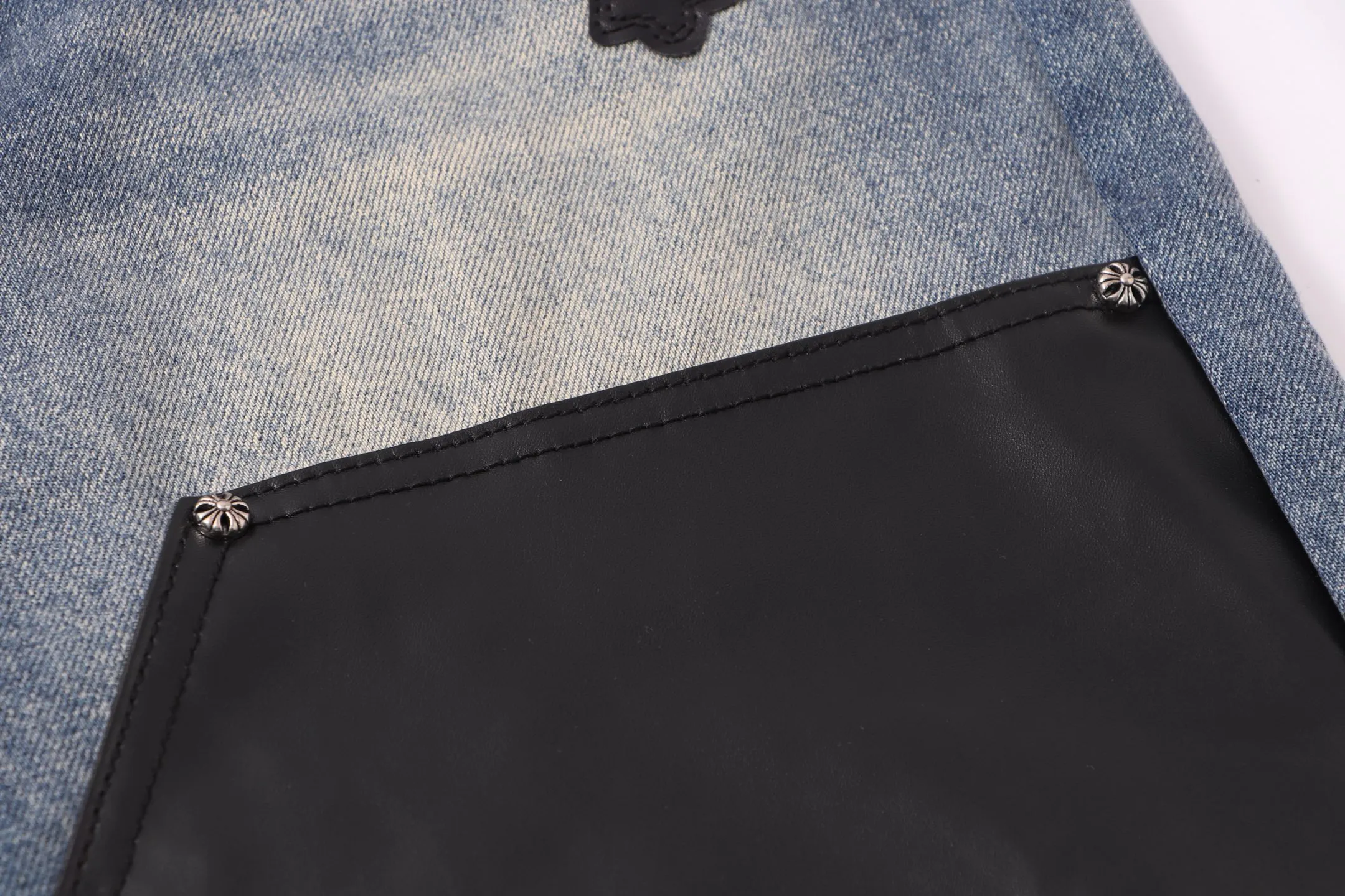 P260 Style number: H86 Croxin & 𝐂𝐡𝐫𝐨𝐦𝐞 𝐇𝐞𝐚𝐫𝐭 ss25 blue black leather oversized leather jeans. Styles with different washed textures are very friendly to people with thin legs. The slightly flared version perfectly modifies the leg shape. The timeless and moderate length makes it easy to match and match. It is the basis for various styles and is a must-have in your wardrobe! The fabric is stiff but also makes the upper body soft without losing texture. The washing process is even more perfect. It is a must-have item for everyone! ! ! Washed wheat, hang tag, pants label, three labels complete Color: blue Size: 30-32-34-36
